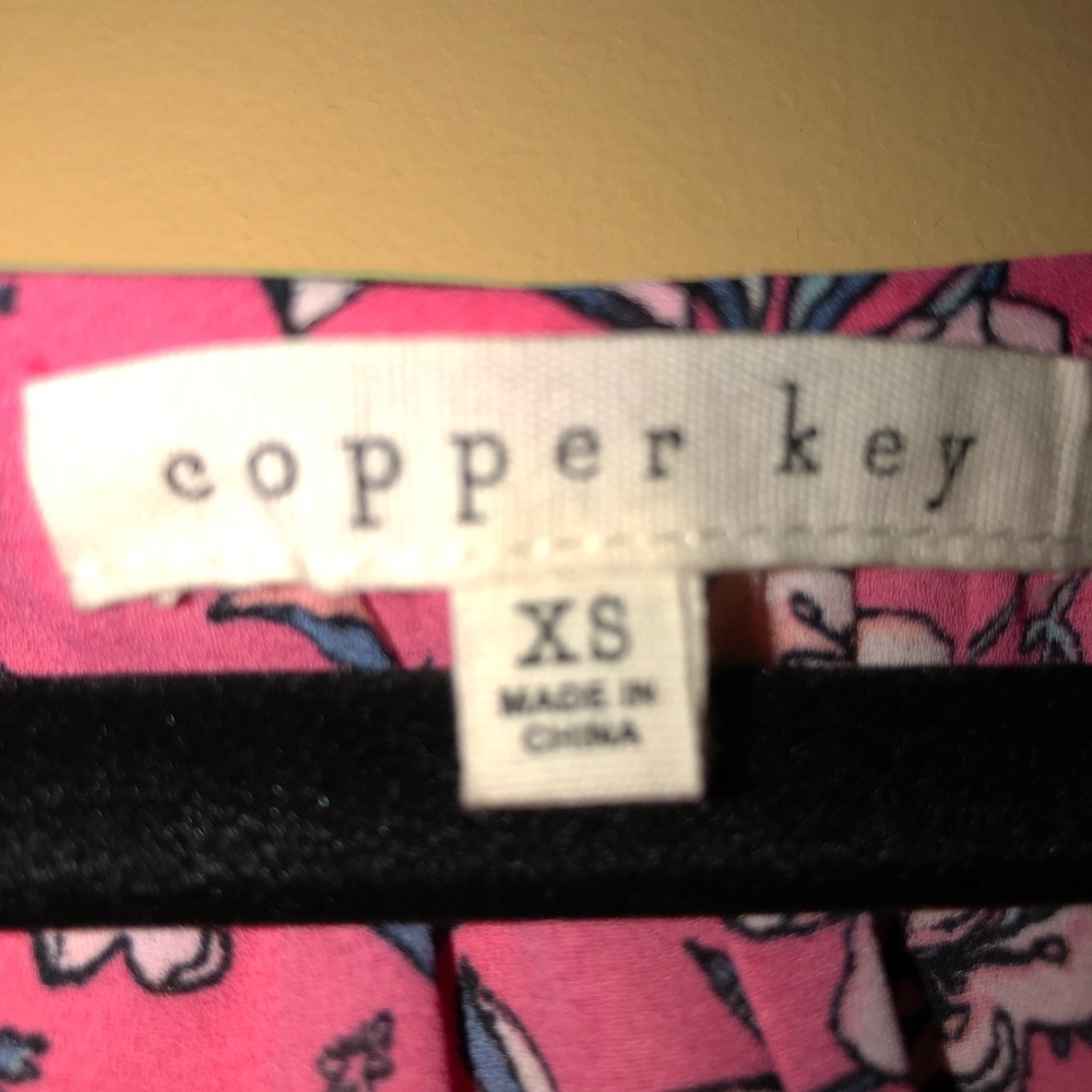 2/$15 NWT Top w/ Elastic Wrist B13 - Picture 3 of 7
